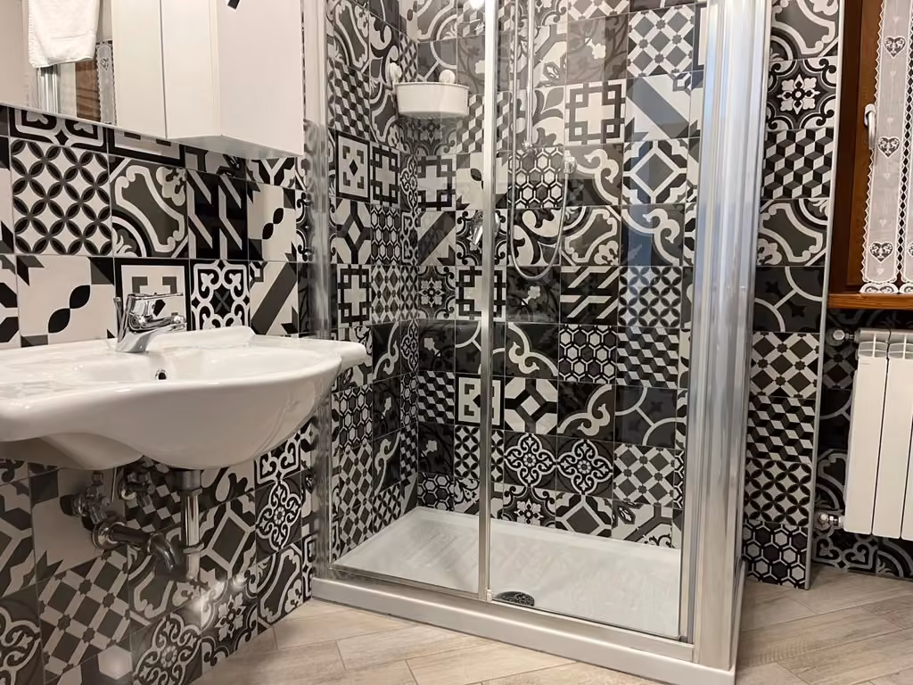 Bagno con lavandino e doccia di una camera a Roccaraso